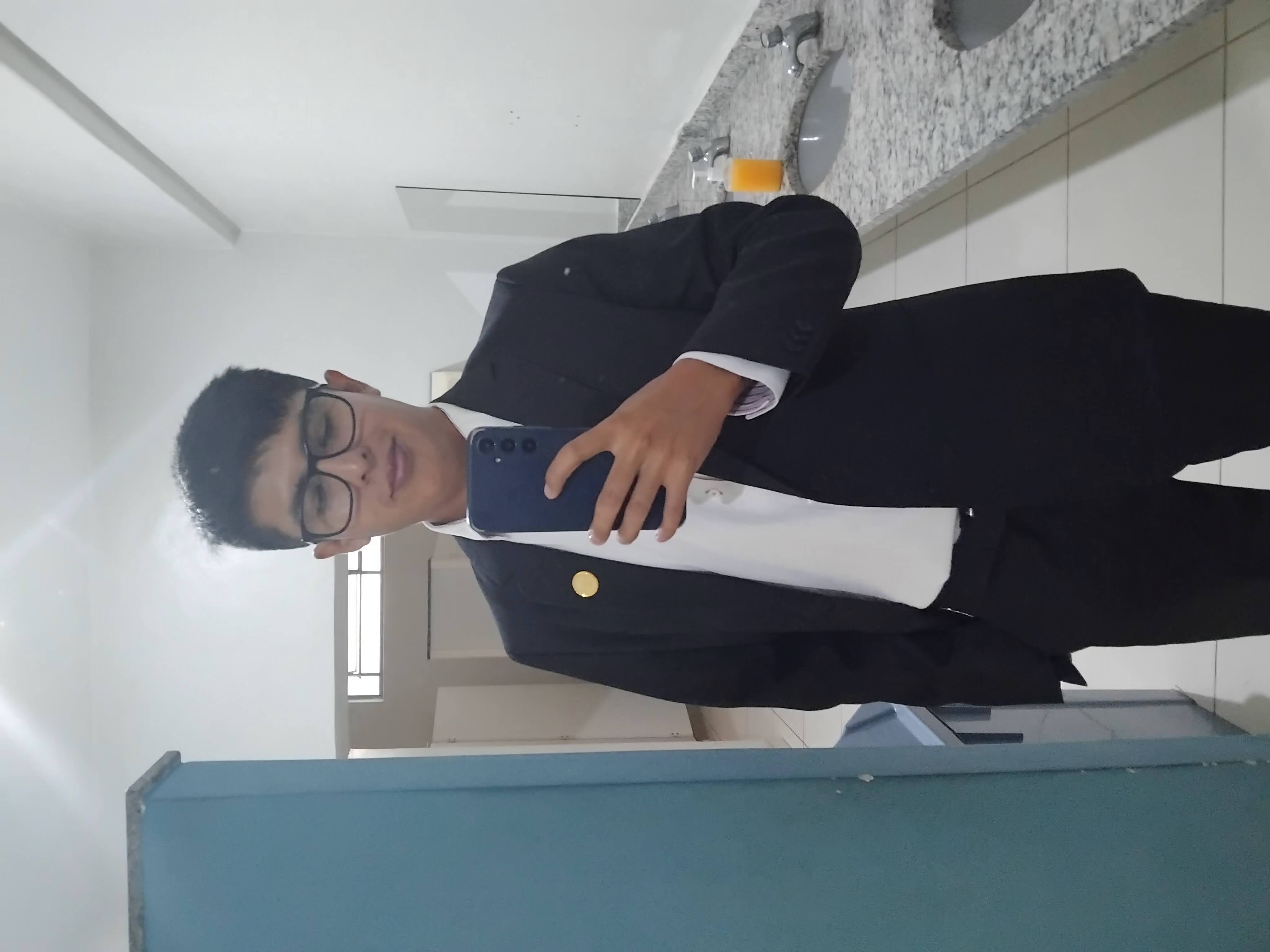 Sem Benavente in concert attire